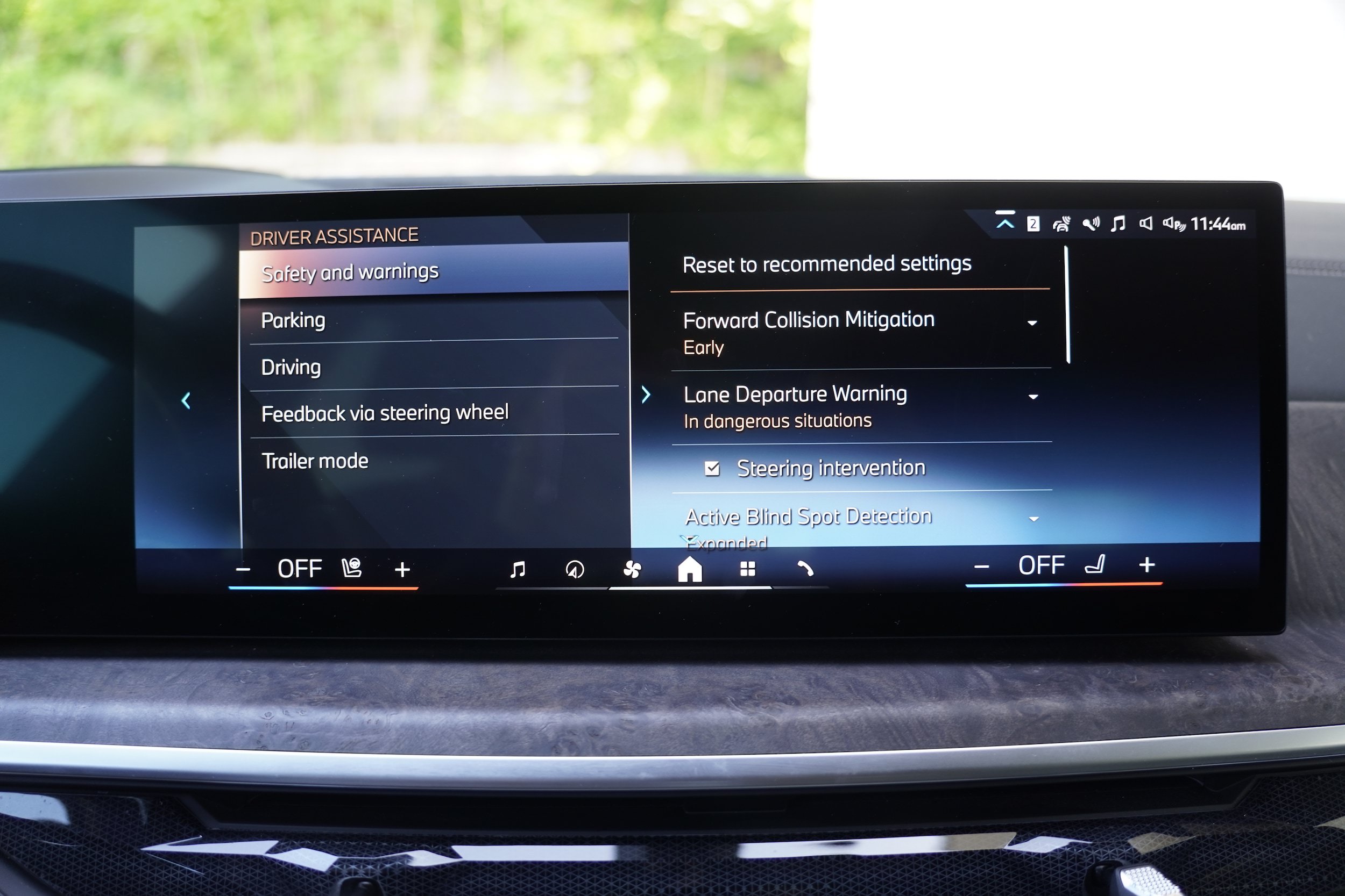 Used 2024 BMW X7 xDrive40i w/ M Sport Package AWD/4WD image 23