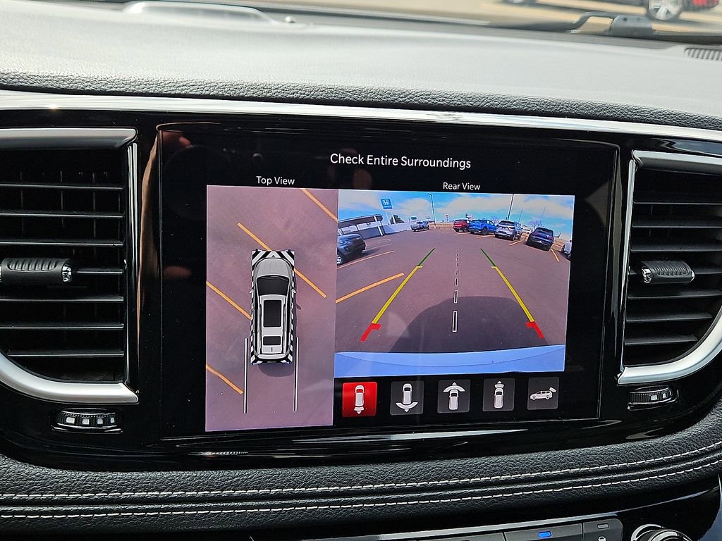 Used 2024 Chrysler Pacifica Premium image 16