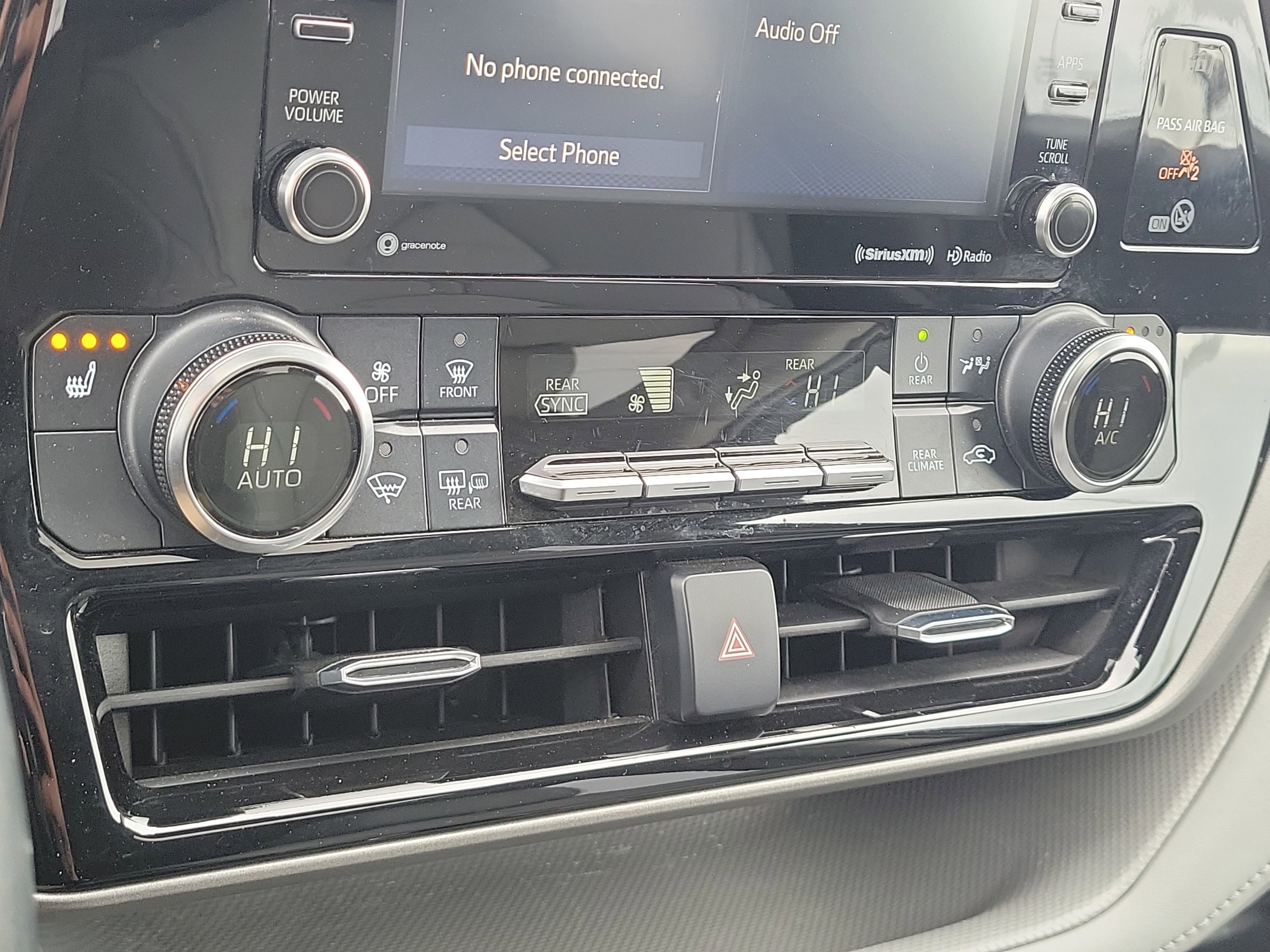 Used 2020 Toyota Highlander XLE image 26