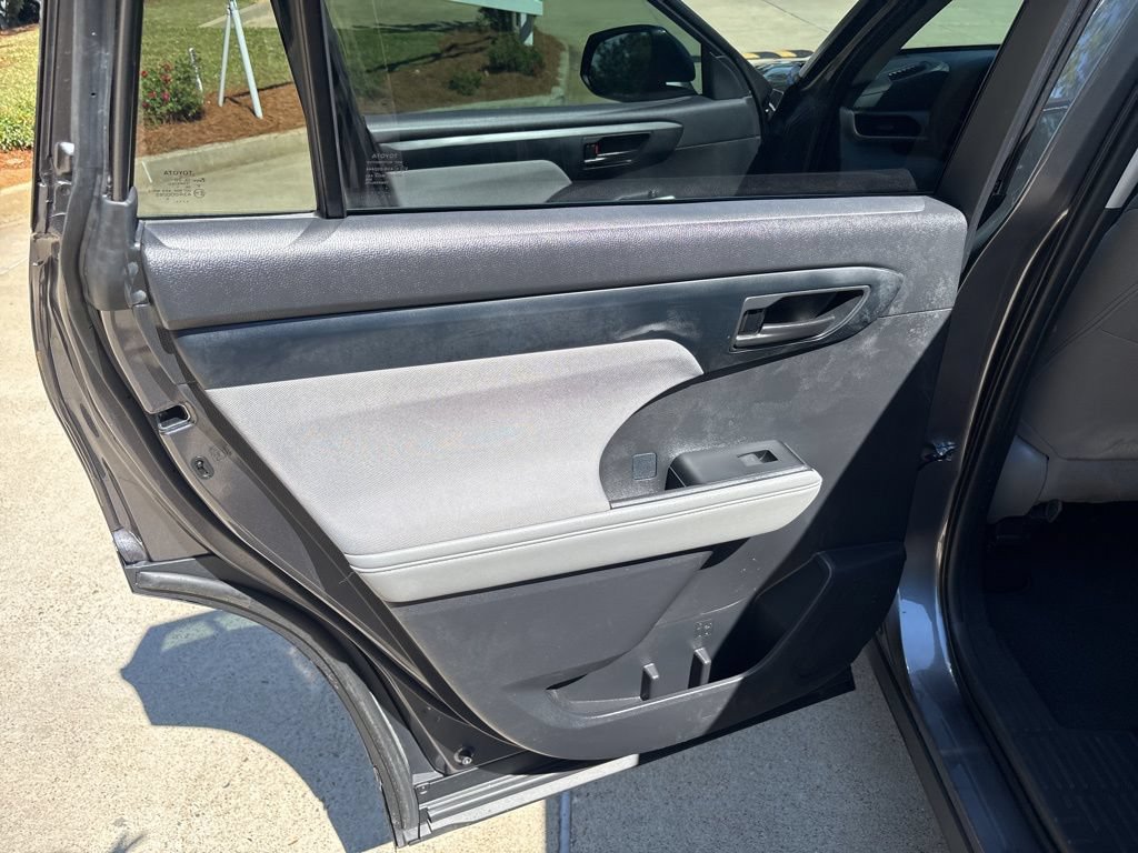 Used 2021 Toyota Highlander LE FWD image 37