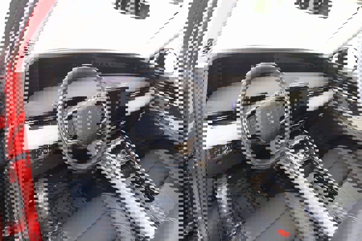 Used 2025 Lincoln Nautilus Premier image 26