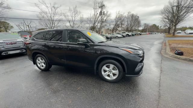 Used 2024 Toyota Highlander LE image 3