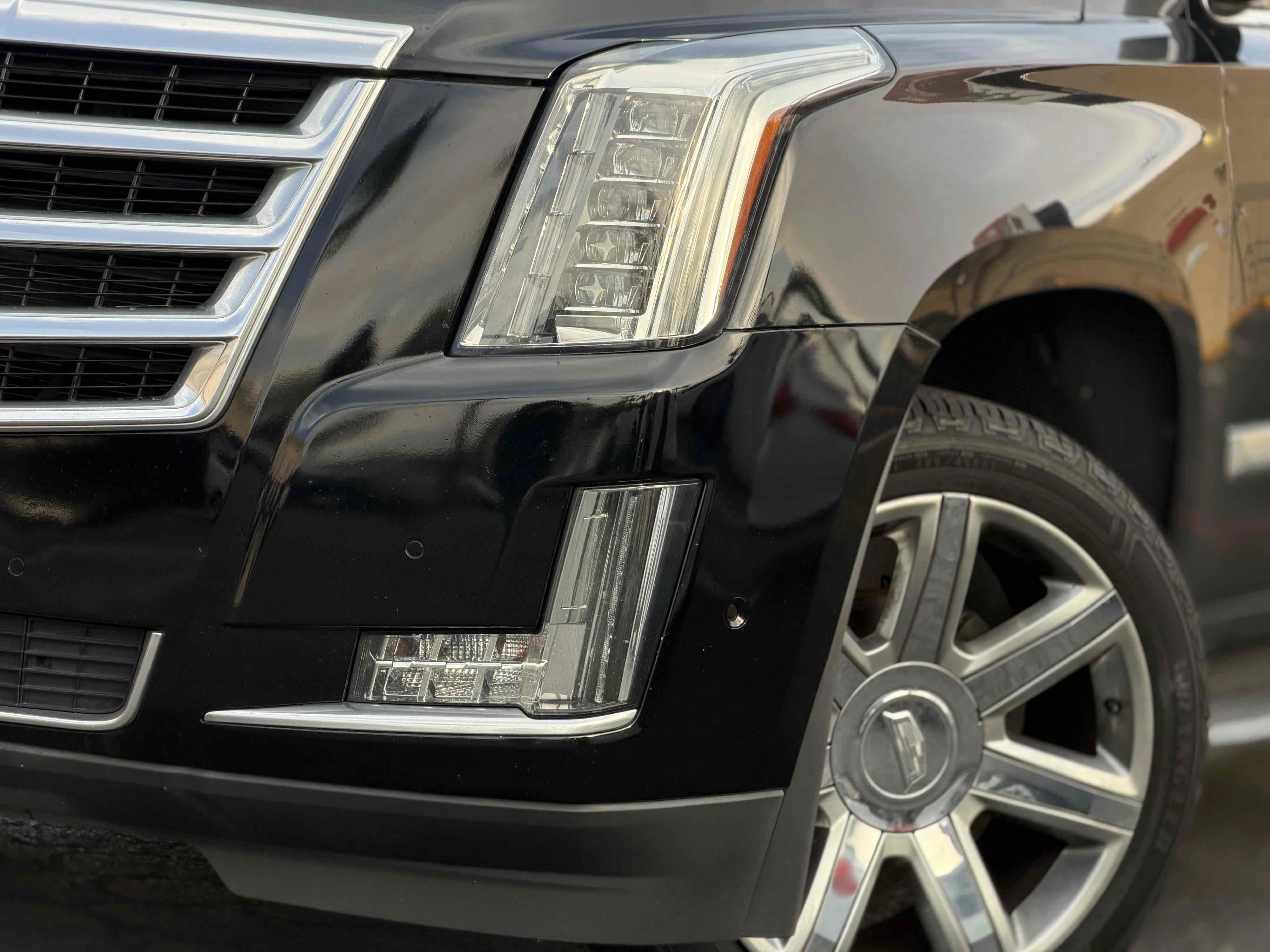 Used 2020 Cadillac Escalade ESV Luxury AWD/4WD image 16