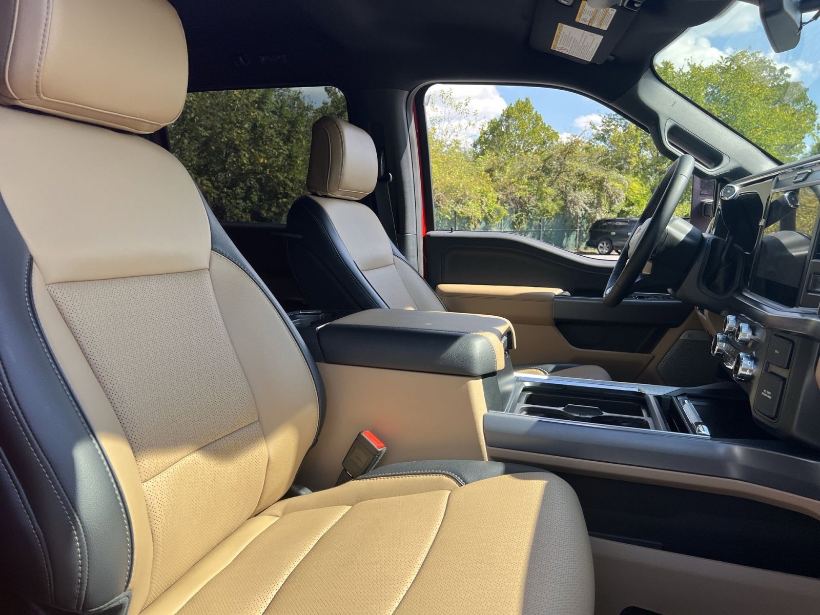 Used 2025 Ford F250 Lariat w/ Black Appearance Package image 26