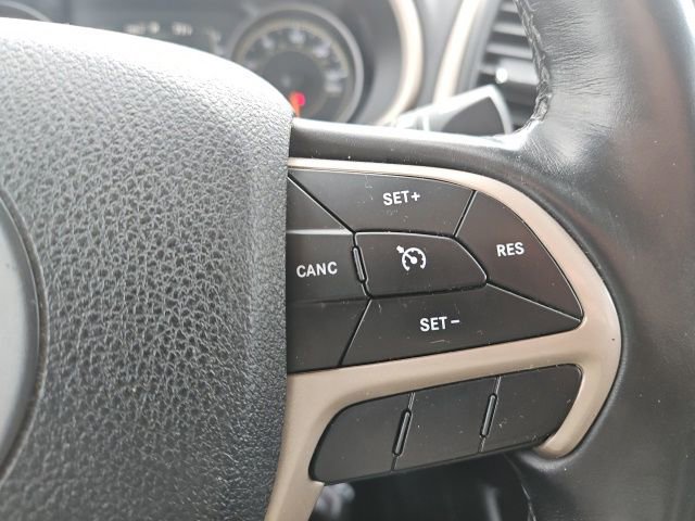 Used 2018 Jeep Cherokee Latitude w/ Altitude Package FWD image 18