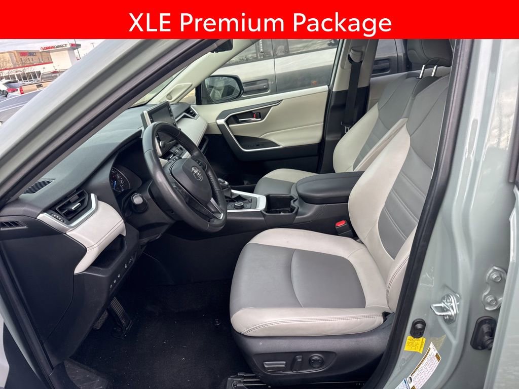 Used 2022 Toyota RAV4 XLE Premium image 5