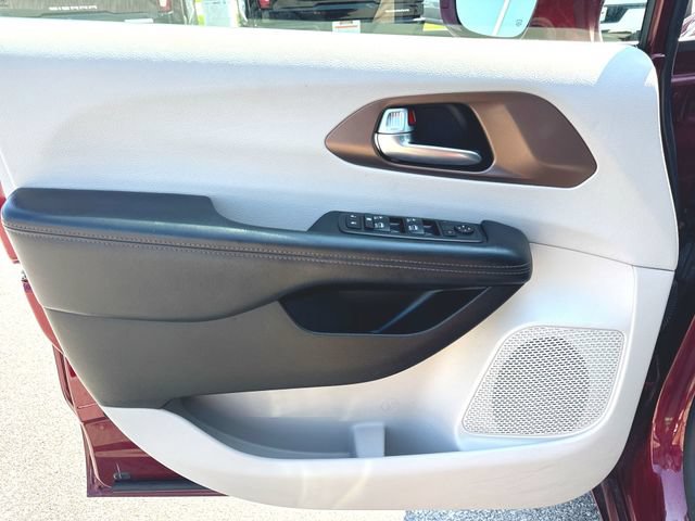 Used 2019 Chrysler Pacifica Touring-L Plus w/ Tire & Wheel Group FWD image 22