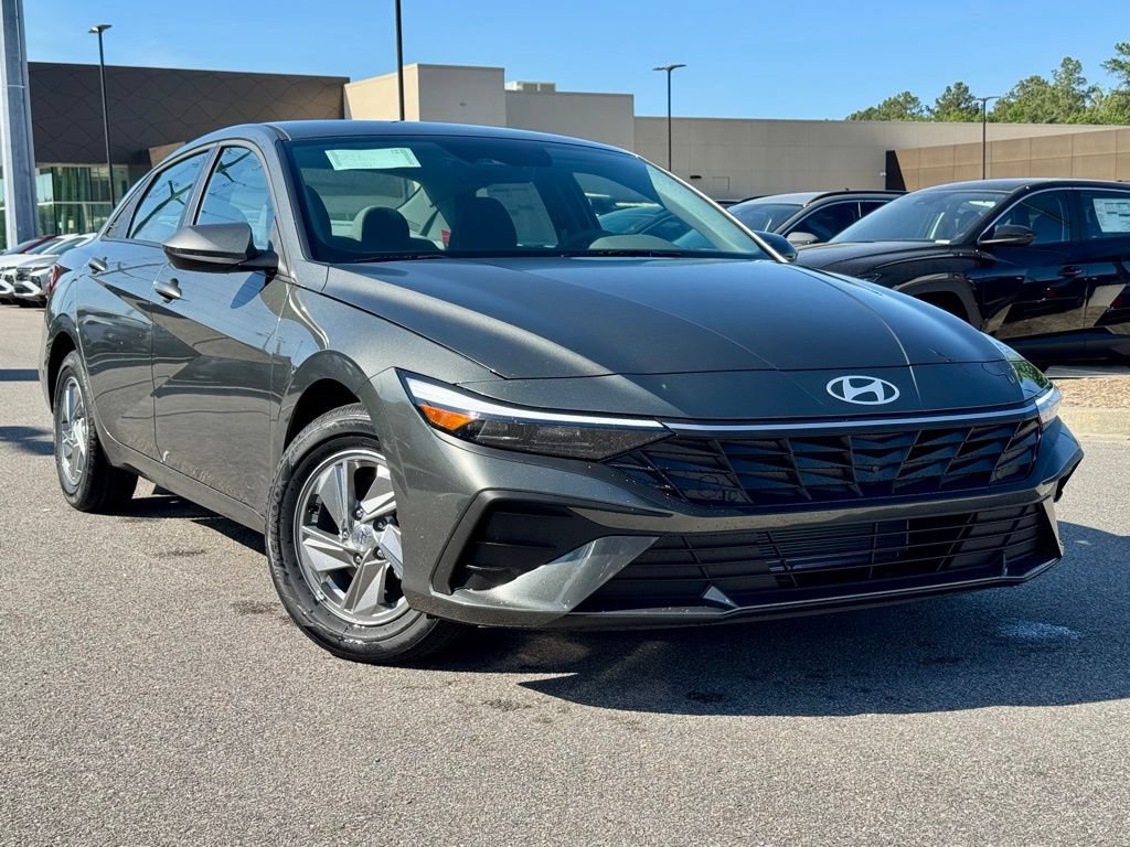 Used 2026 Hyundai Elantra SE FWD image 1