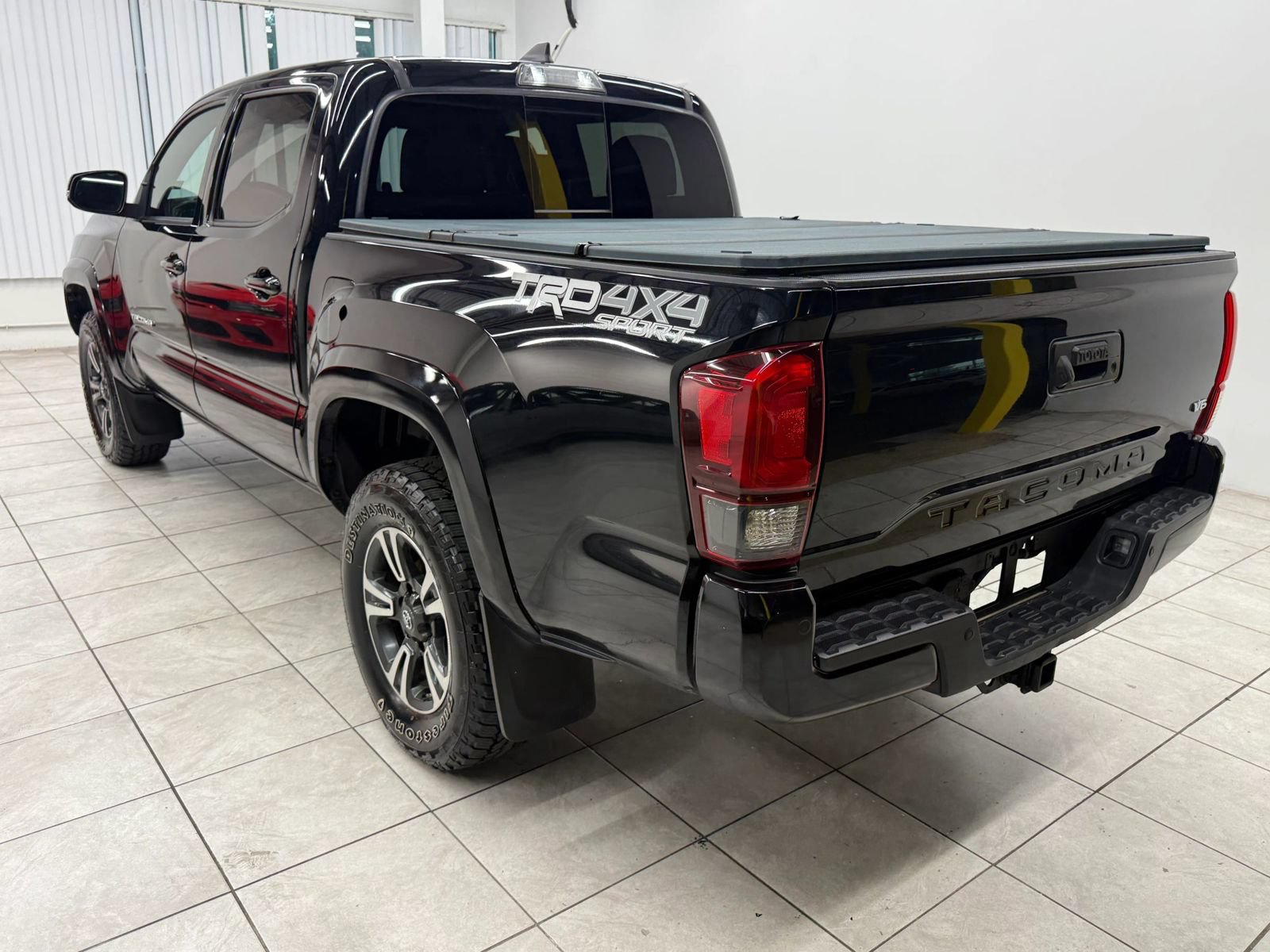 Used 2018 Toyota Tacoma TRD Sport AWD/4WD image 7