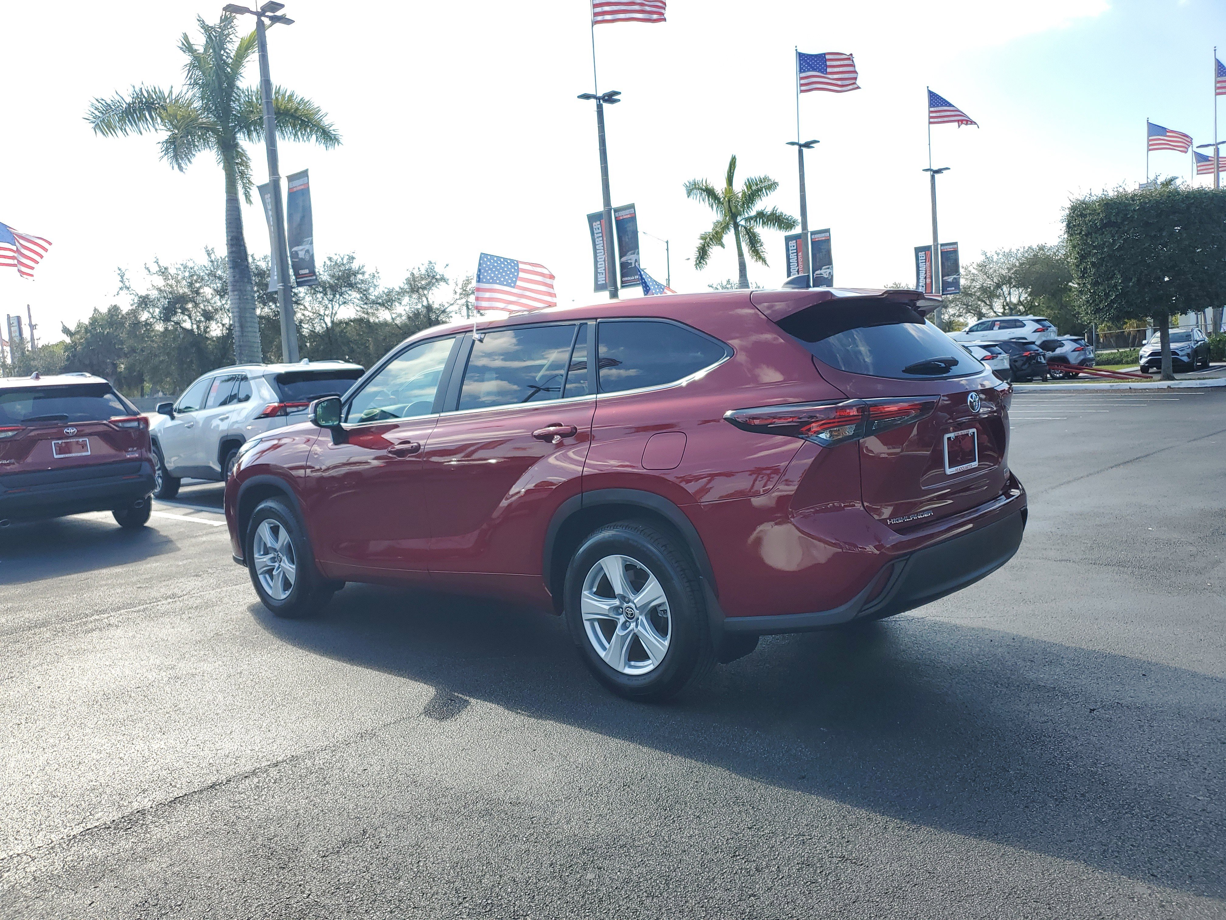 Used 2025 Toyota Highlander LE image 8