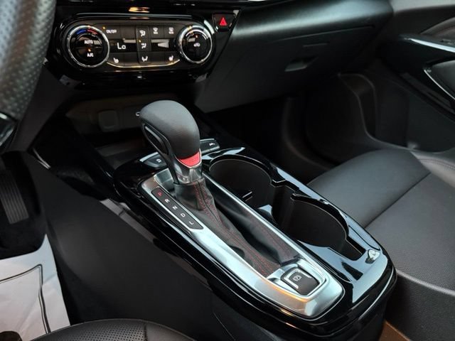 Used 2025 Chevrolet Trax RS w/ Sunroof Package FWD image 22