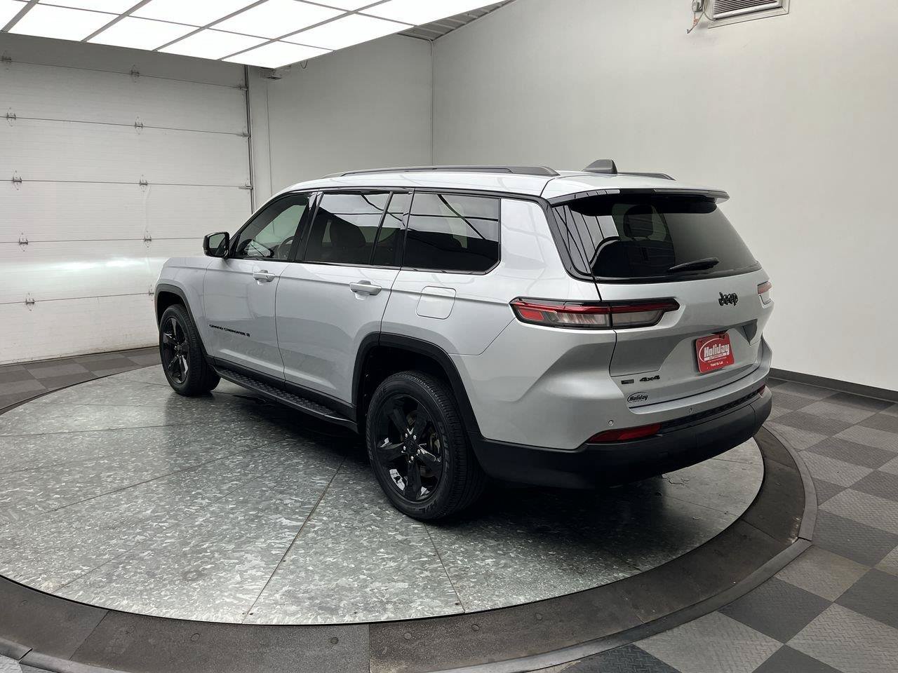 Used 2022 Jeep Grand Cherokee L Laredo AWD/4WD image 2