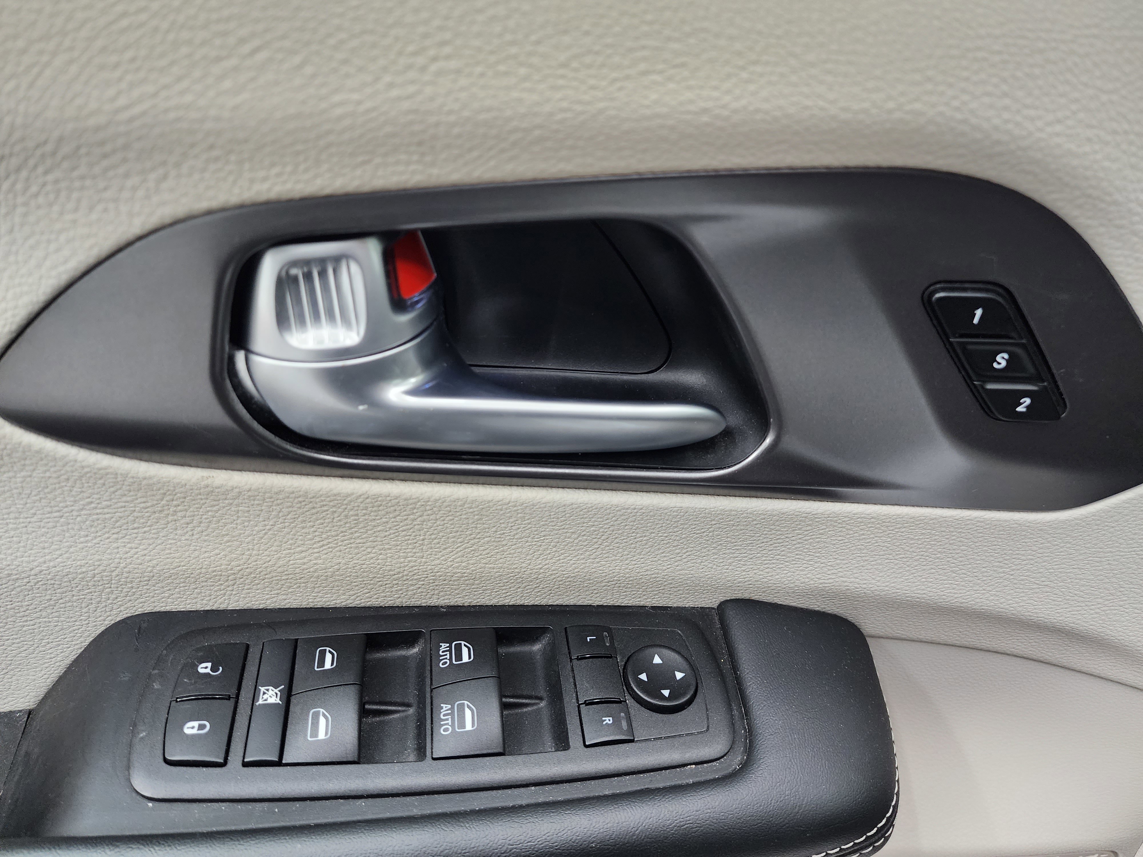 Used 2024 Chrysler Pacifica Touring-L image 39