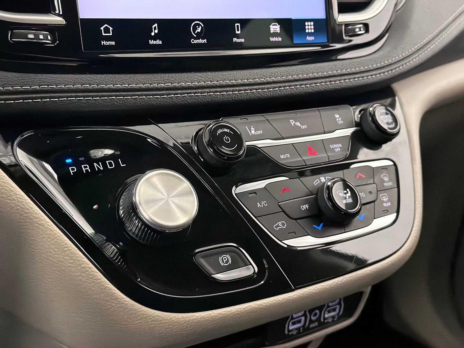 Used 2023 Chrysler Pacifica Touring-L FWD image 28