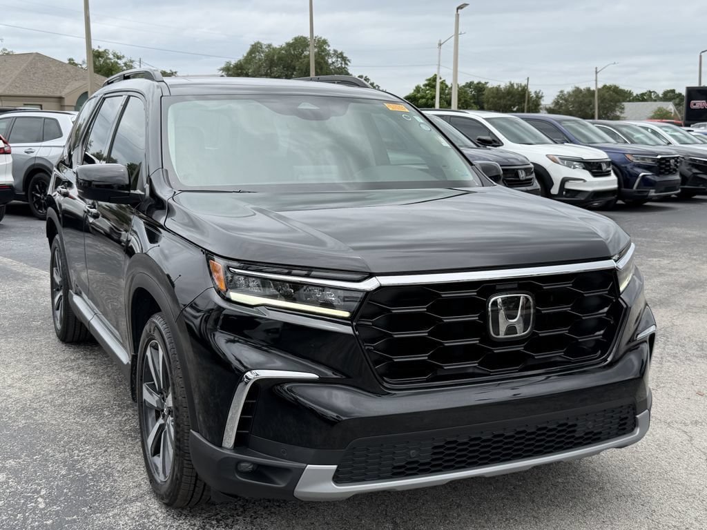 Used 2025 Honda Pilot Touring image 2