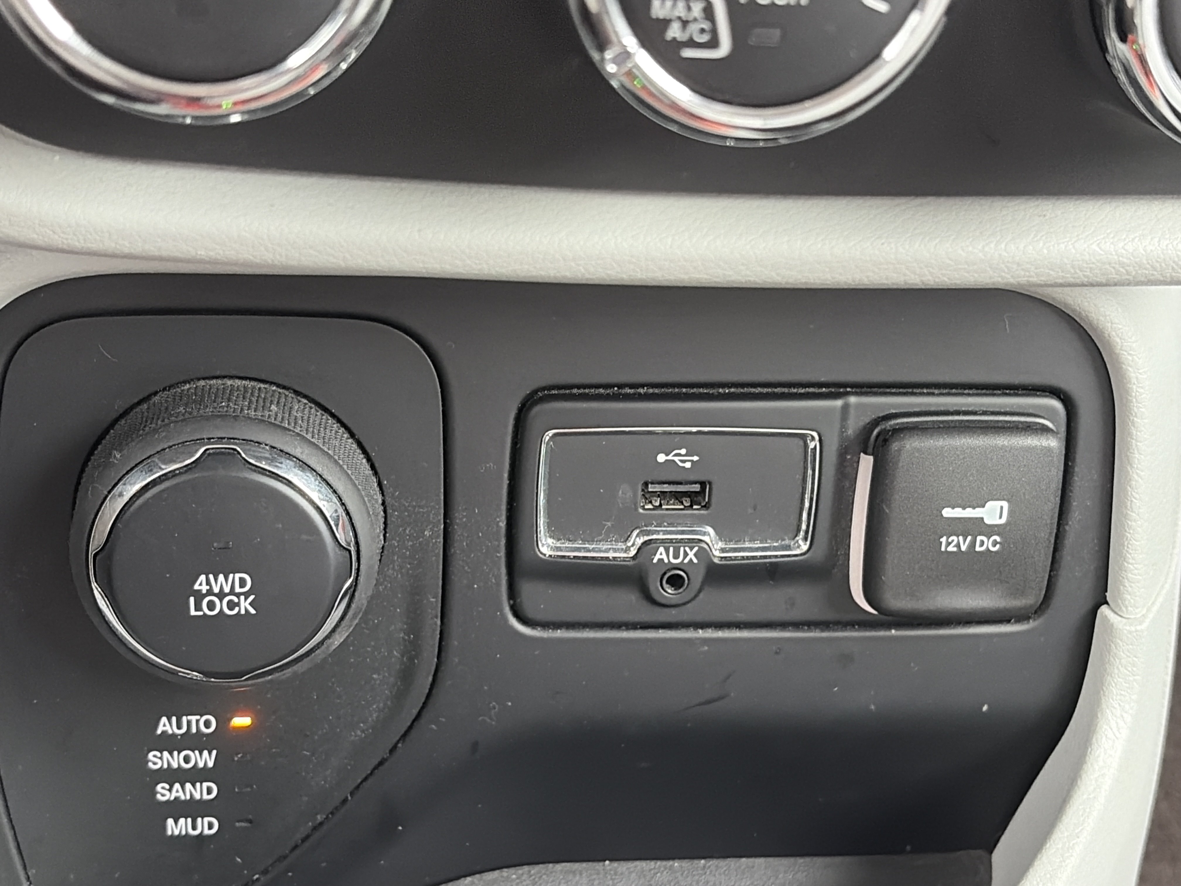 Used 2015 Jeep Renegade Latitude AWD/4WD image 31