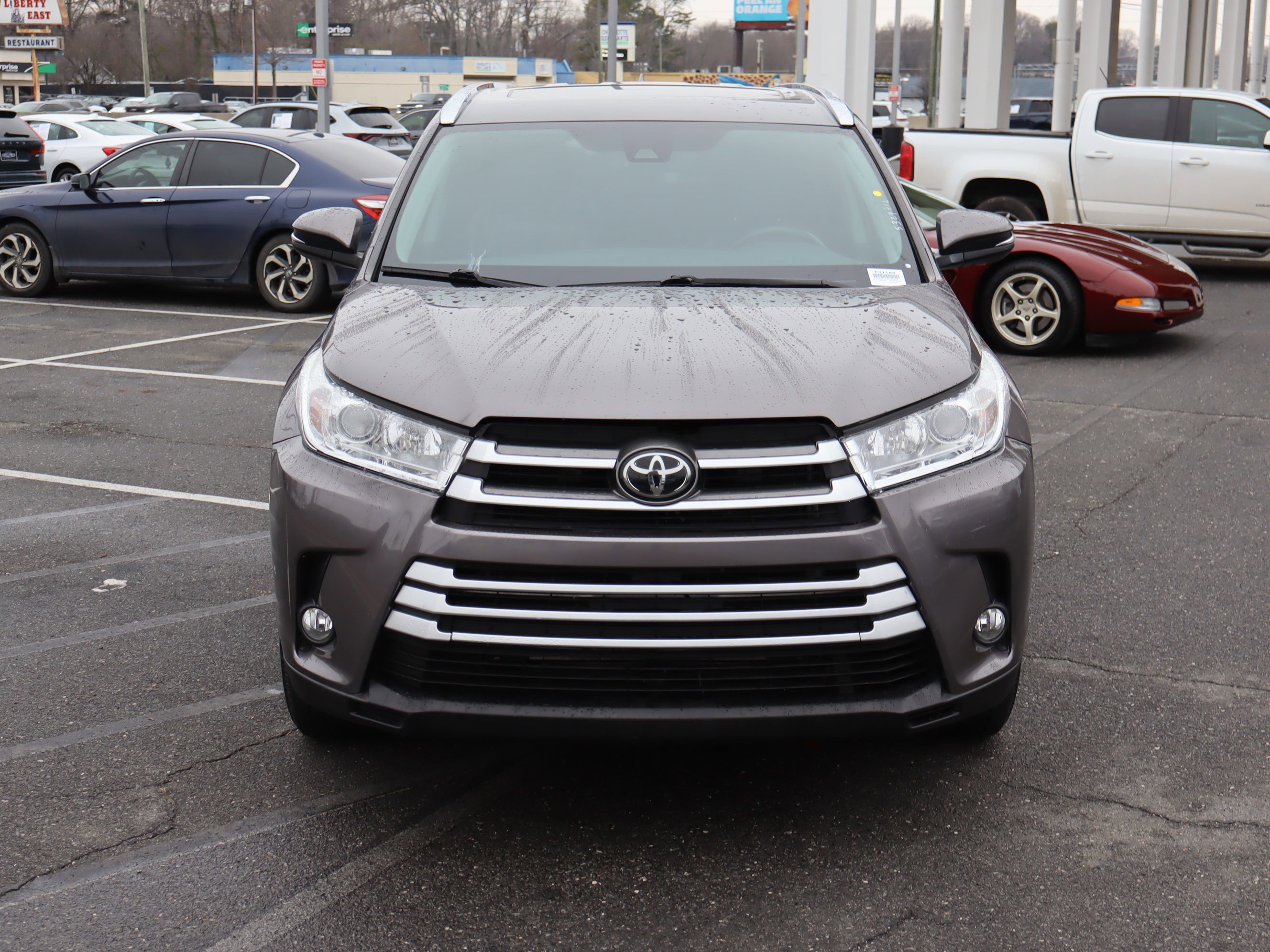 Used 2019 Toyota Highlander XLE image 3