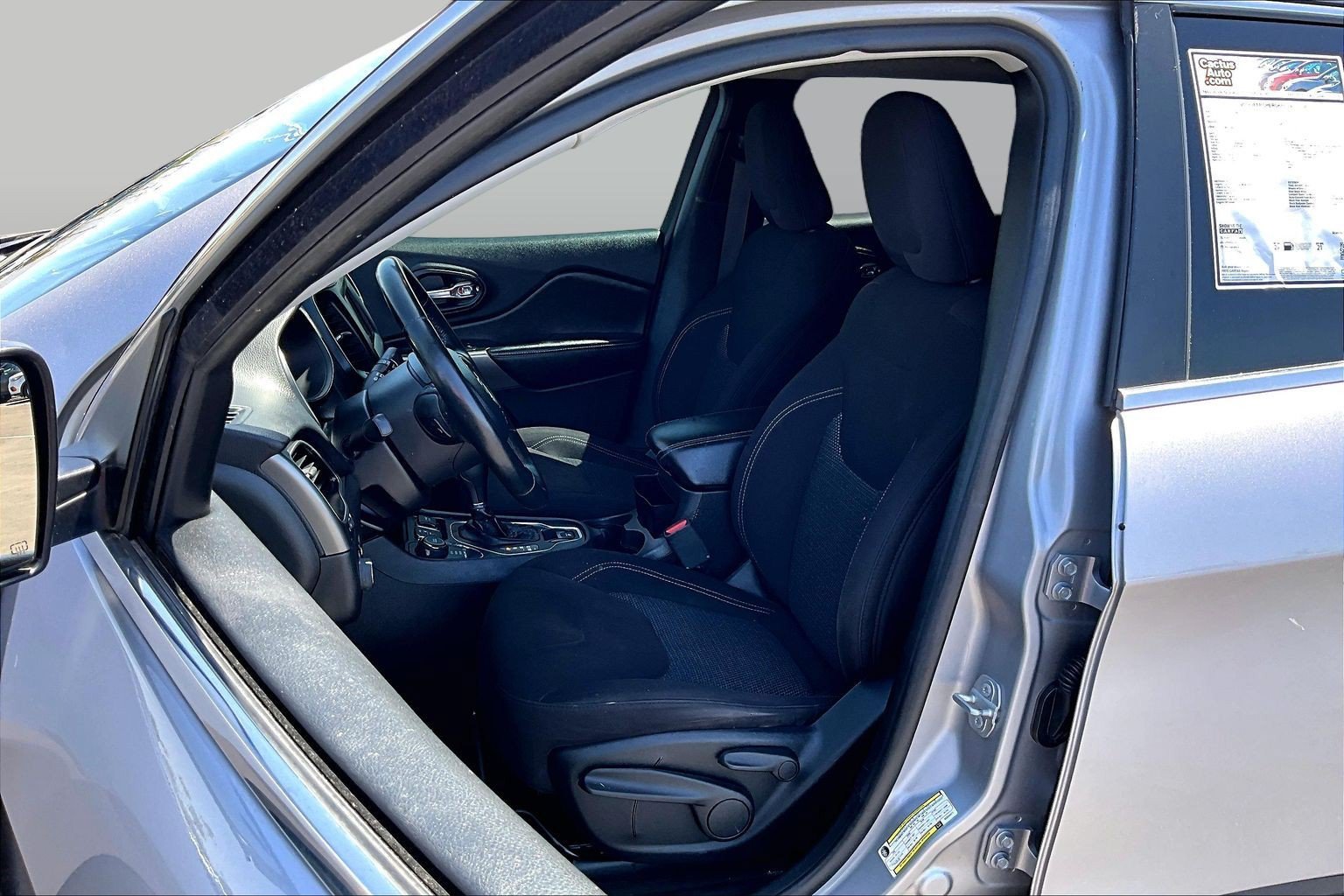 Used 2019 Jeep Cherokee Latitude w/ Cold Weather Group AWD/4WD image 23