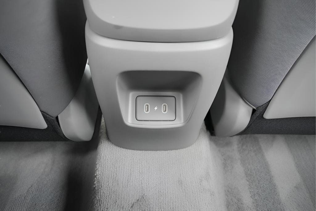 Certified 2025 Hyundai Elantra SEL FWD image 17