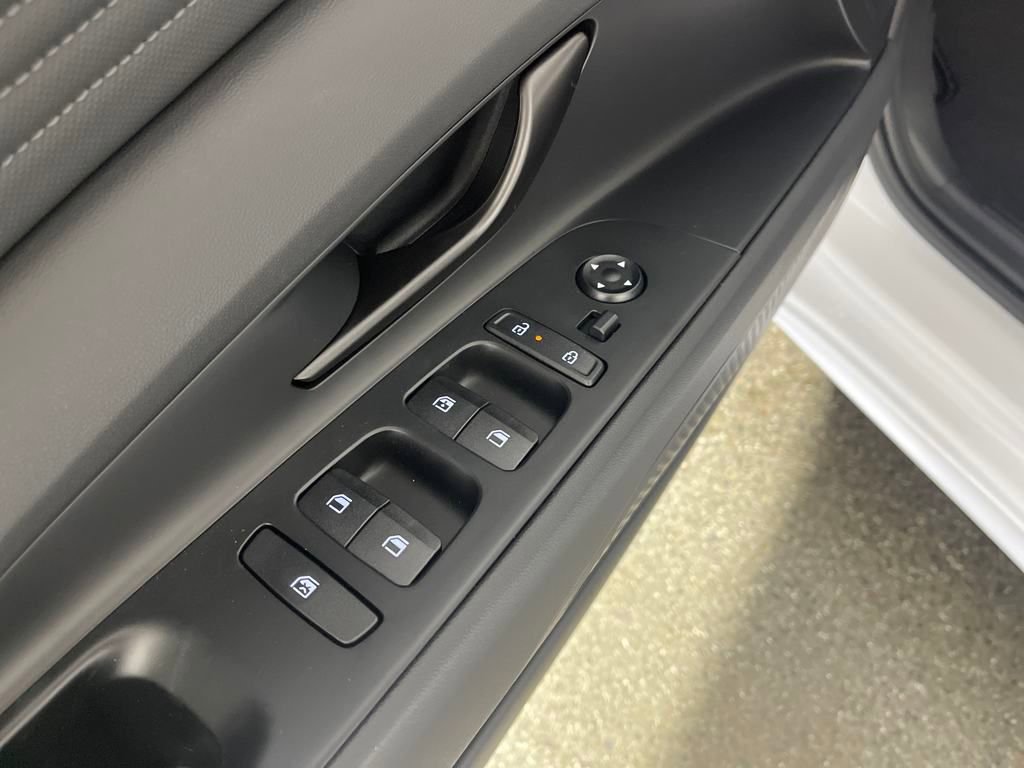 New 2025 Hyundai Elantra SEL image 18