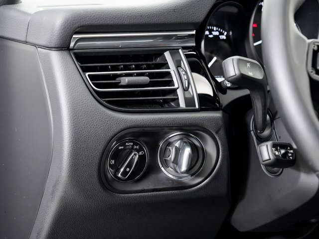 Used 2025 Porsche Macan image 11