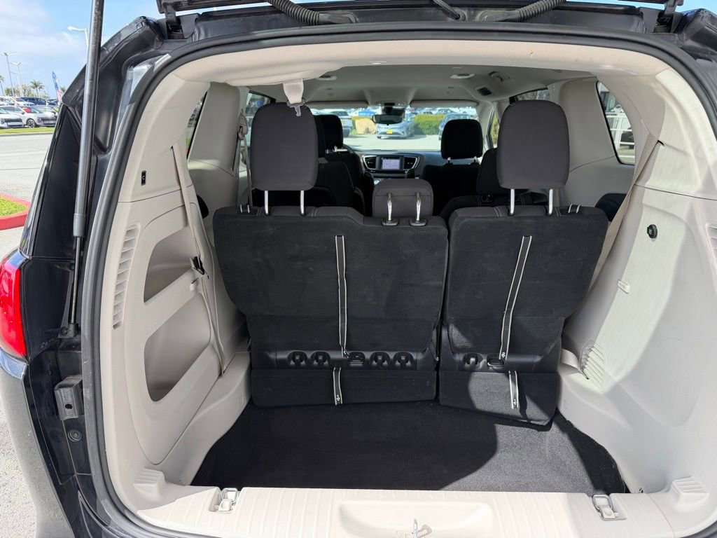 Used 2023 Chrysler Voyager LX image 28
