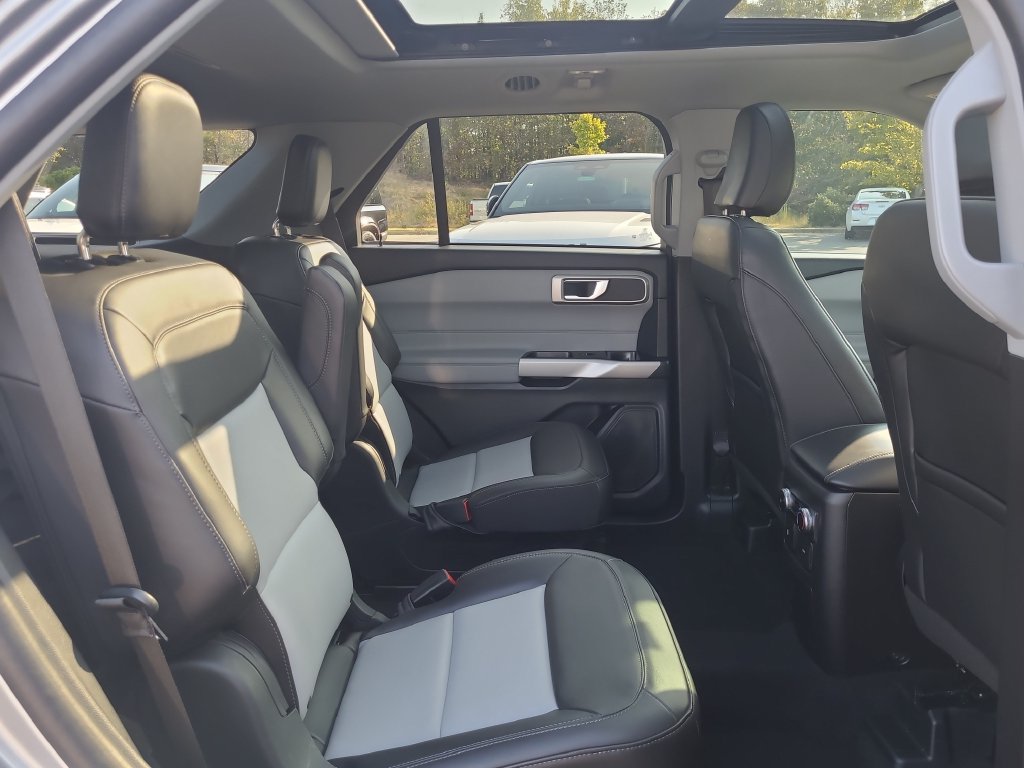 Used 2023 Ford Explorer XLT w/ Equipment Group 202A AWD/4WD image 16