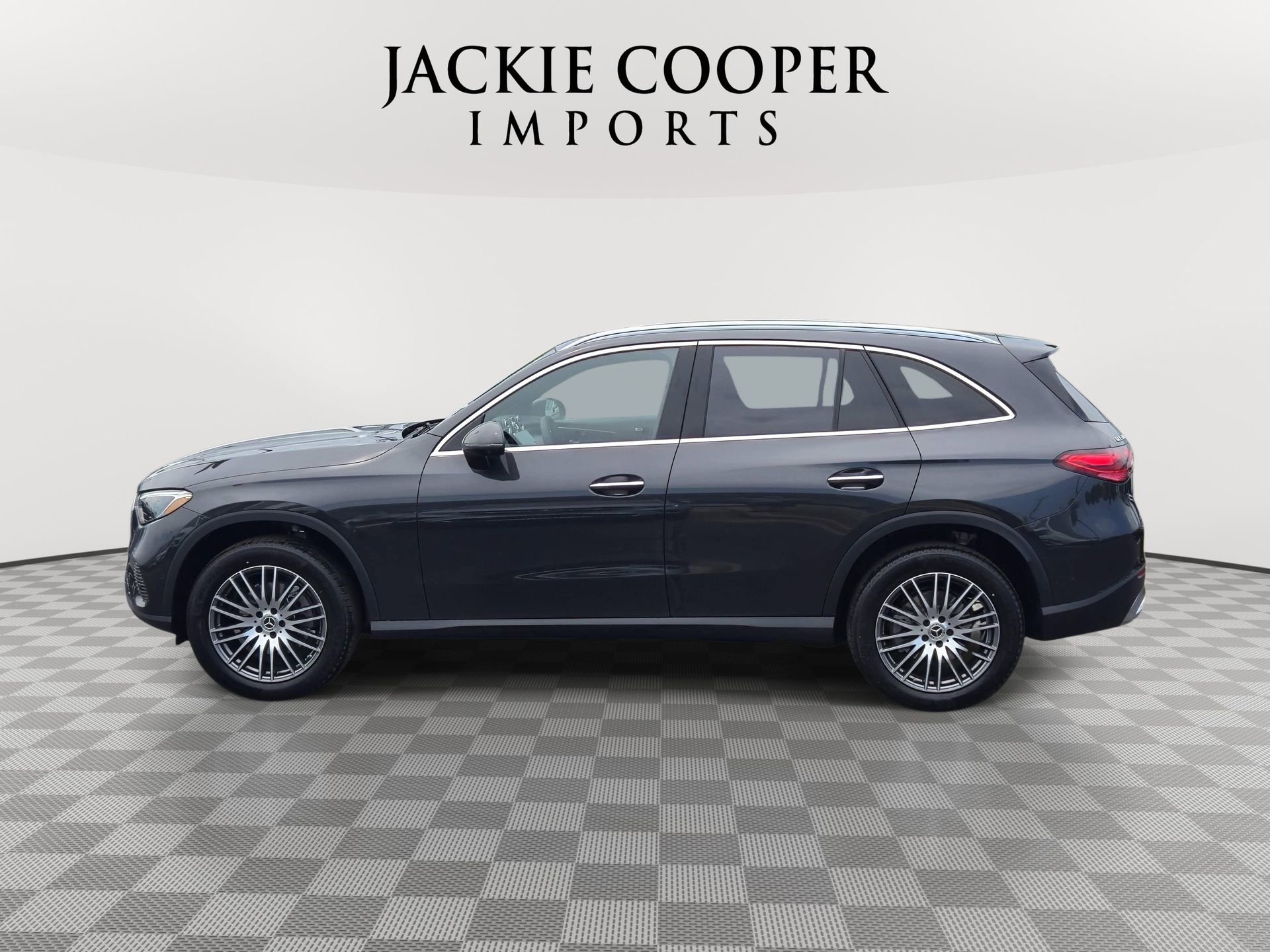Used 2025 Mercedes-Benz GLC 300 4MATIC image 2
