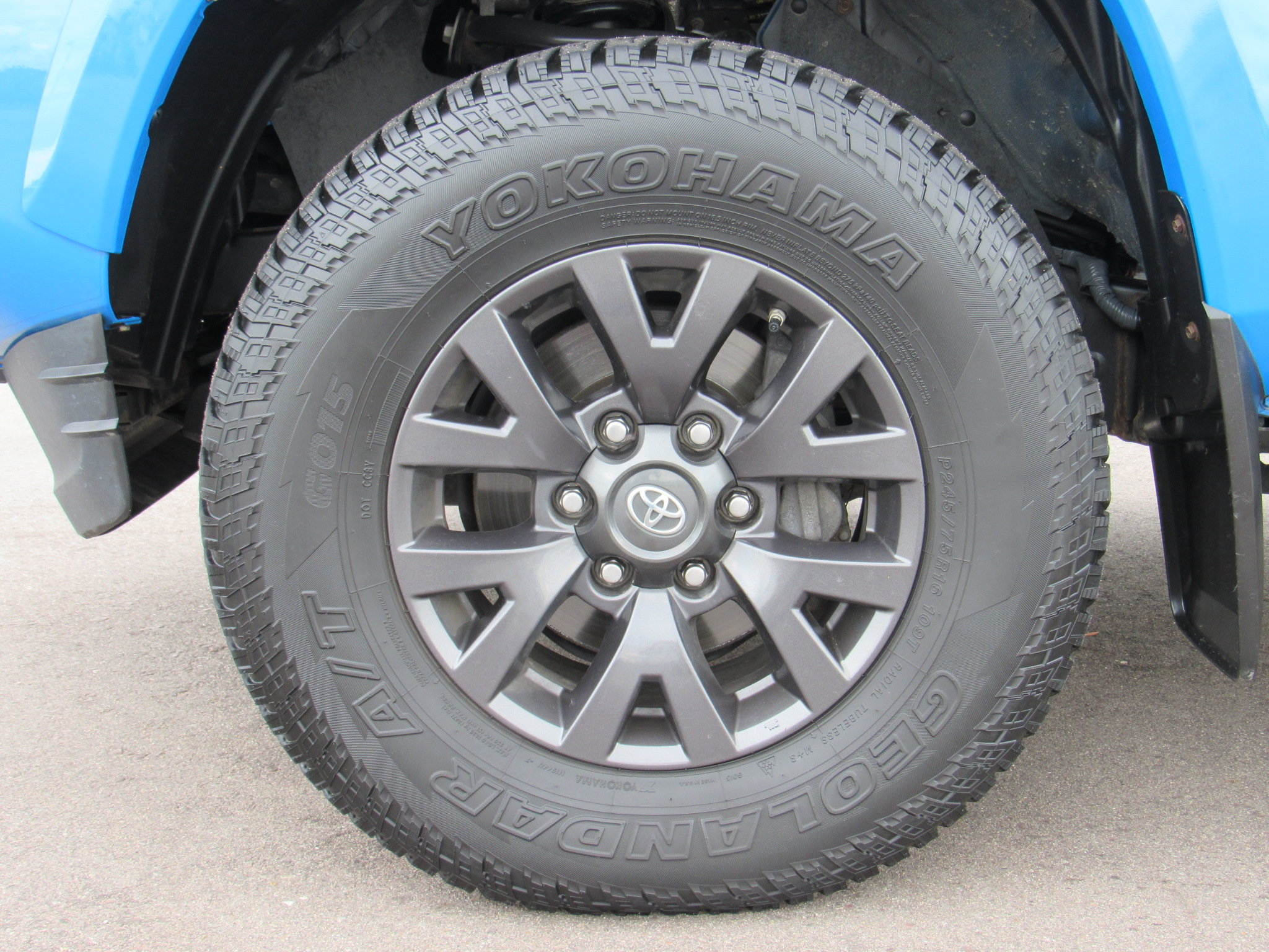 Used 2020 Toyota Tacoma SR5 w/ Blackout Package AWD/4WD image 41
