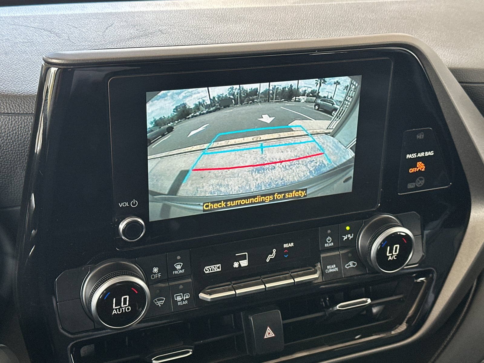 Used 2025 Toyota Highlander LE AWD/4WD image 18