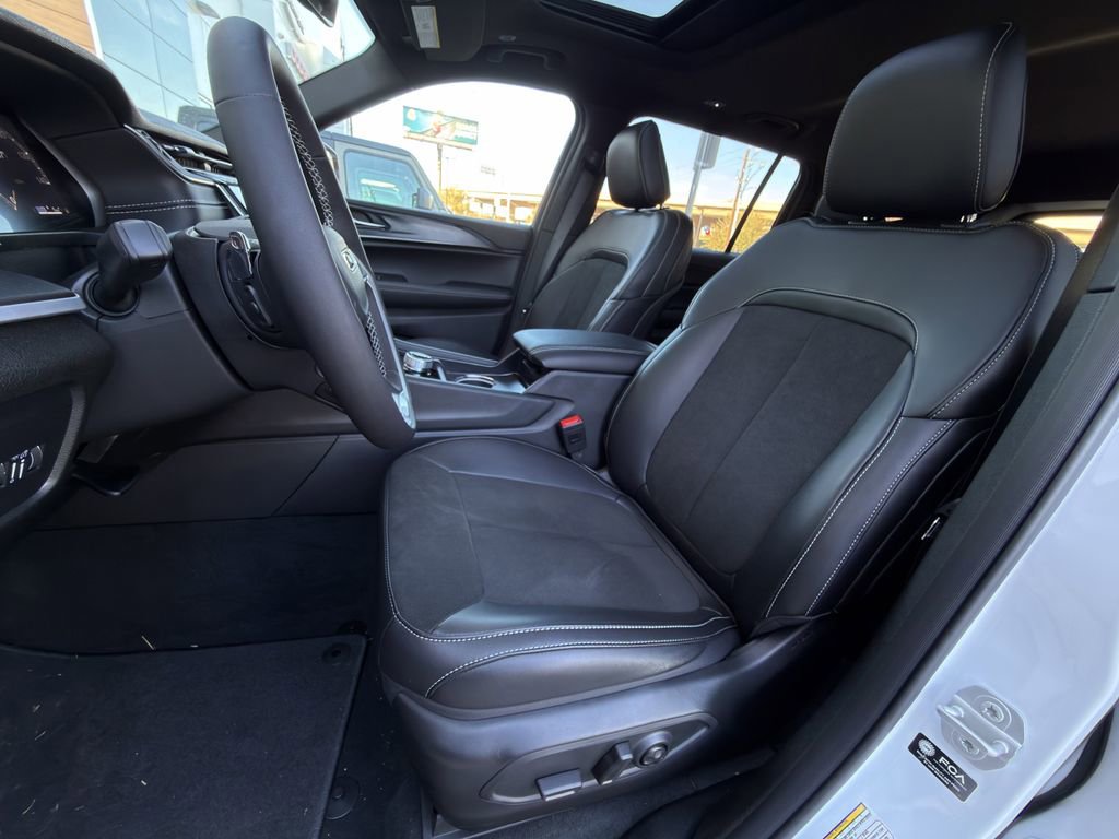 New 2025 Jeep Grand Cherokee L Altitude image 18