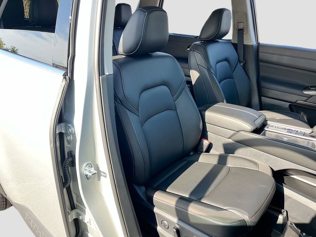 Used 2025 Nissan Pathfinder SL image 28