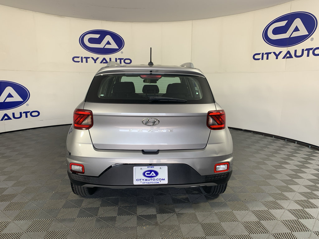Used 2024 Hyundai Venue SEL FWD image 4