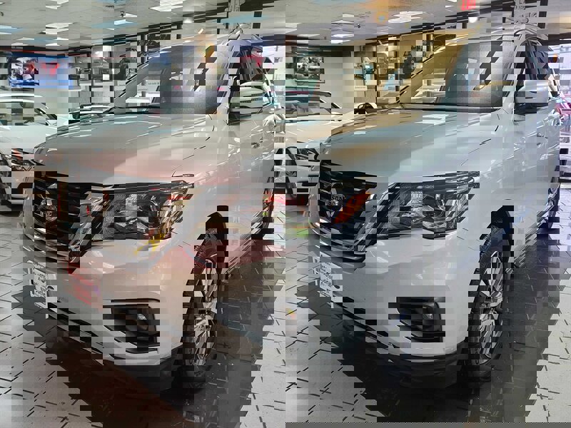 Used 2017 Nissan Pathfinder SV image 2
