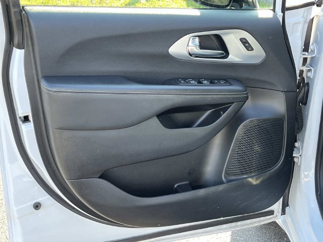 Used 2025 Chrysler Pacifica Limited FWD image 24
