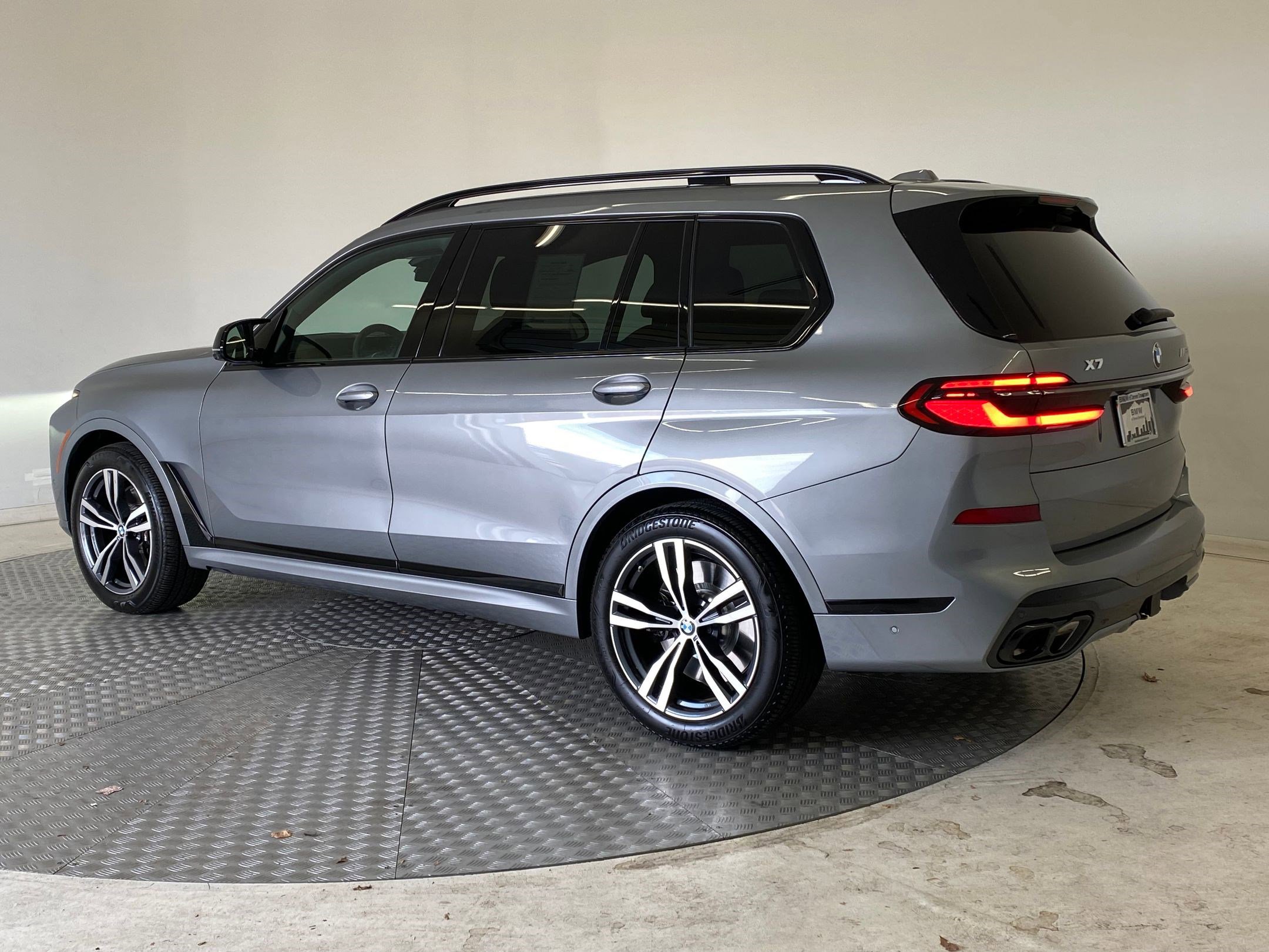 Used 2025 BMW X7 M60i w/ Executive Package image 3