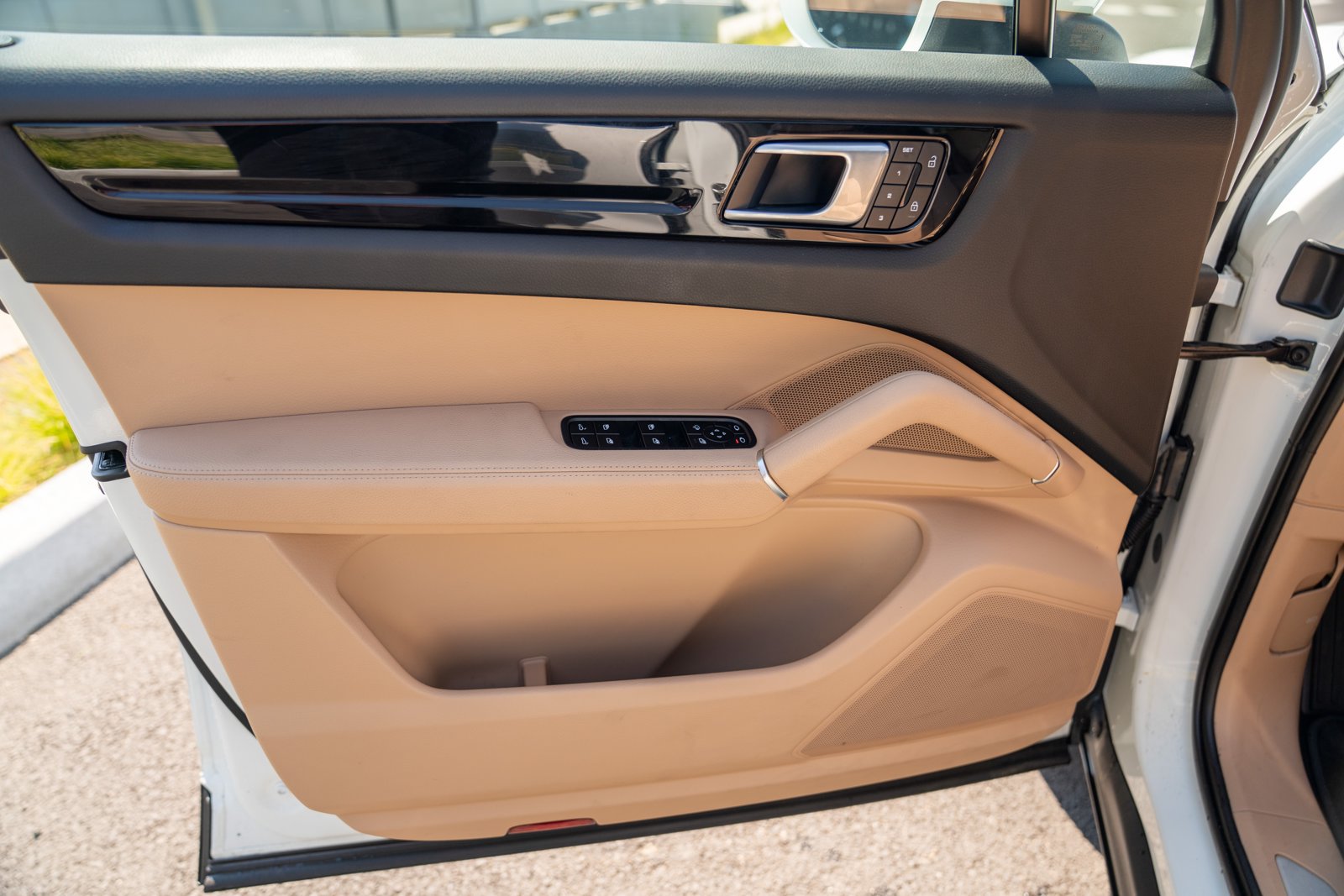 Certified 2022 Porsche Cayenne AWD/4WD image 10