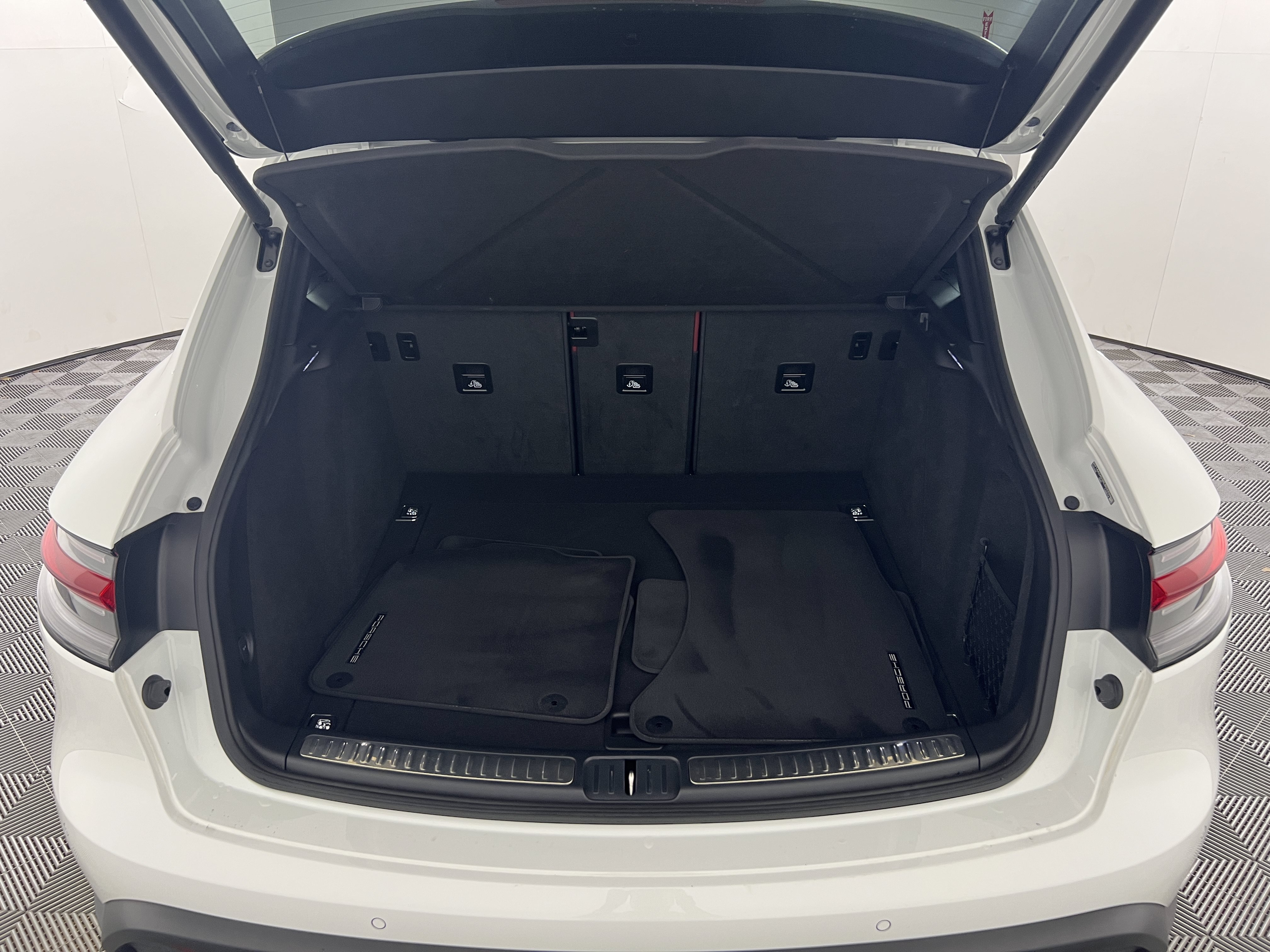 Certified 2024 Porsche Macan Turbo AWD/4WD image 21
