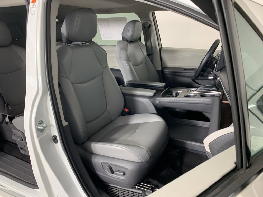 Used 2021 Toyota Sienna XLE image 40