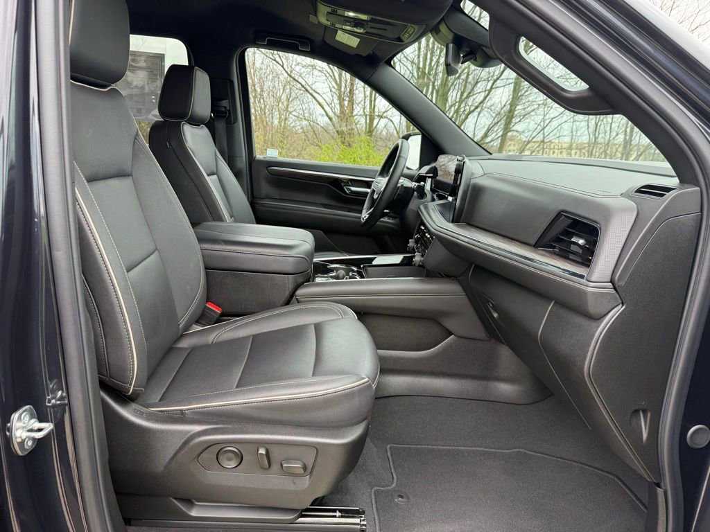 Used 2025 Chevrolet Suburban Premier image 23