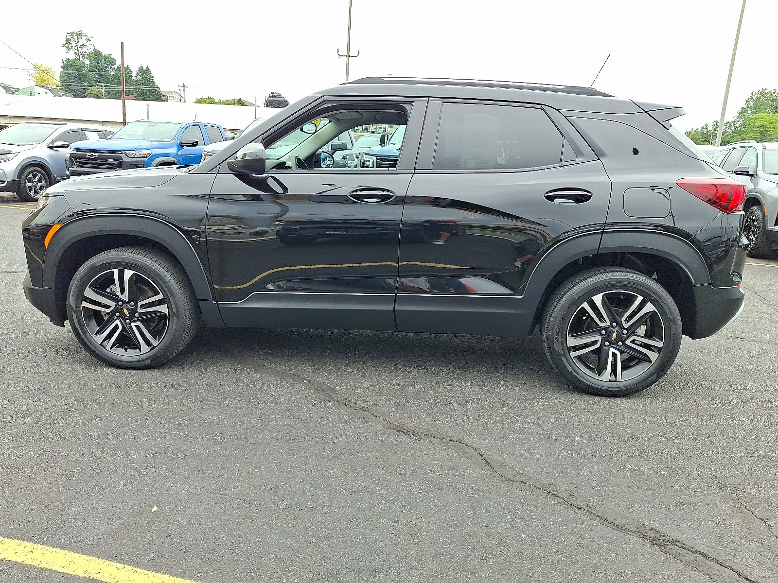 Used 2023 Chevrolet TrailBlazer LT w/ Convenience Package AWD/4WD image 3