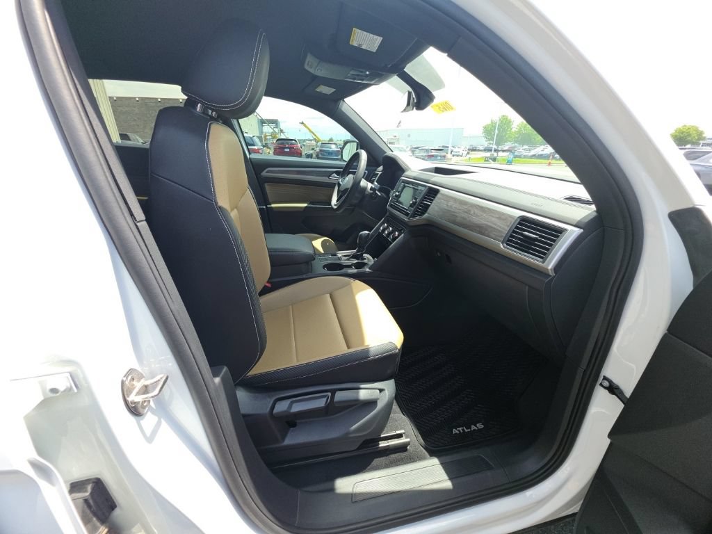 Used 2022 Volkswagen Atlas Cross Sport SE FWD image 32