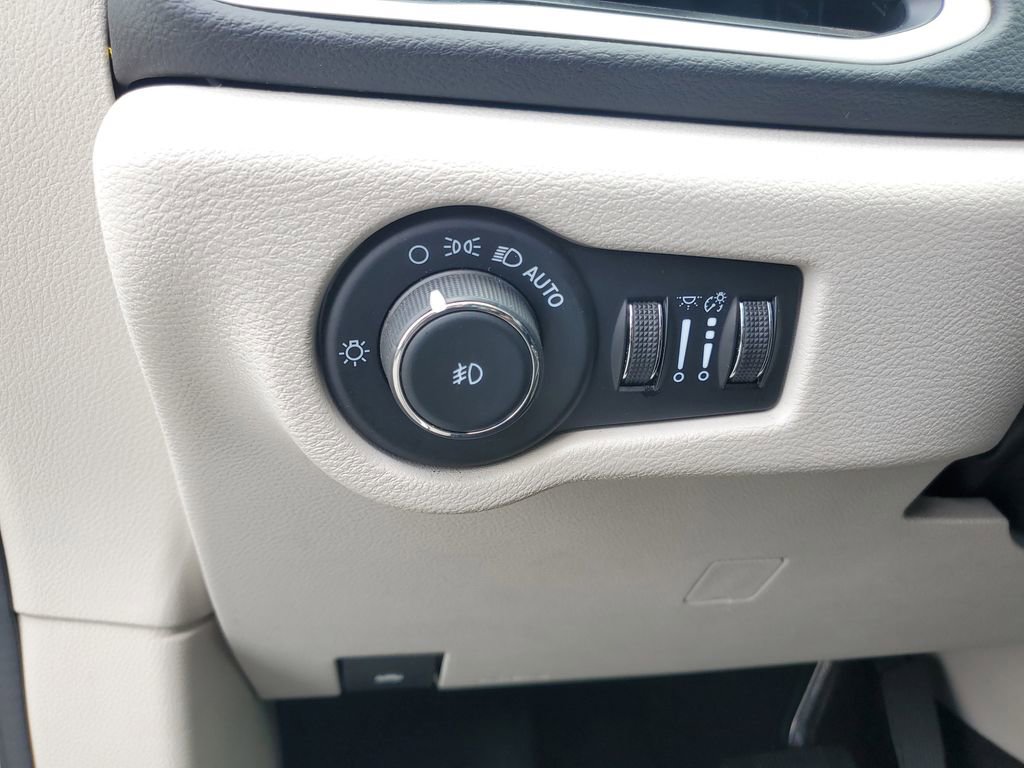 Used 2023 Chrysler Pacifica Touring-L FWD image 16
