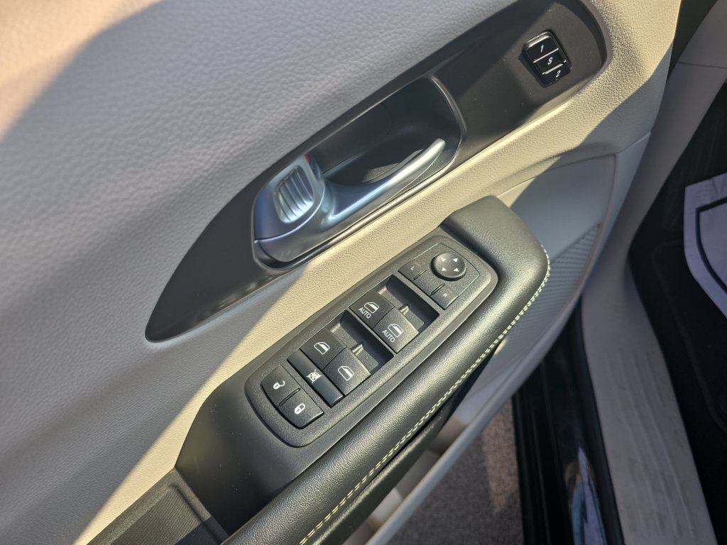 Used 2024 Chrysler Pacifica Touring-L FWD image 11