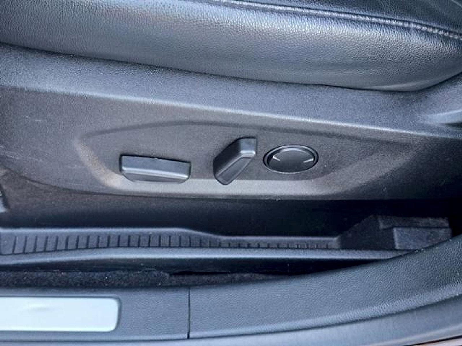 Used 2024 Ford Edge Titanium image 23