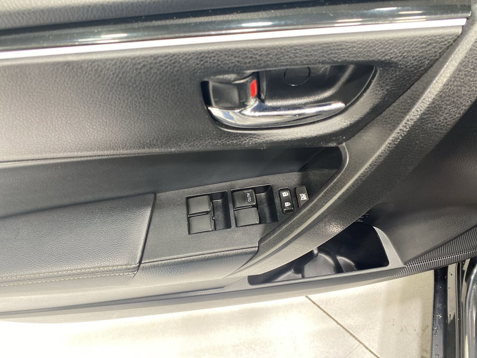 Used 2019 Toyota Corolla XLE FWD image 13