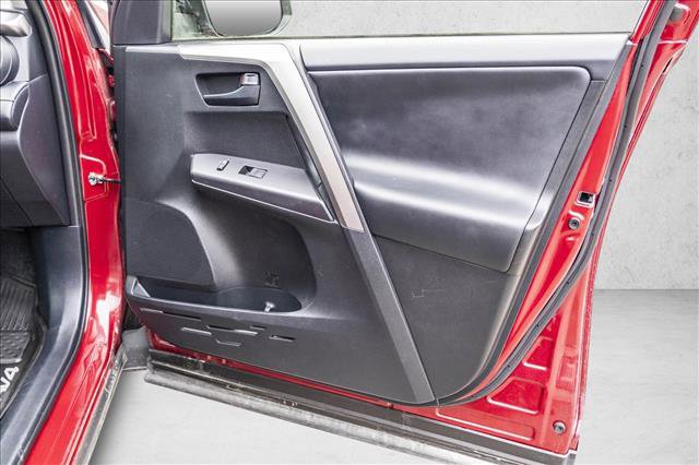 Used 2018 Toyota RAV4 LE image 29