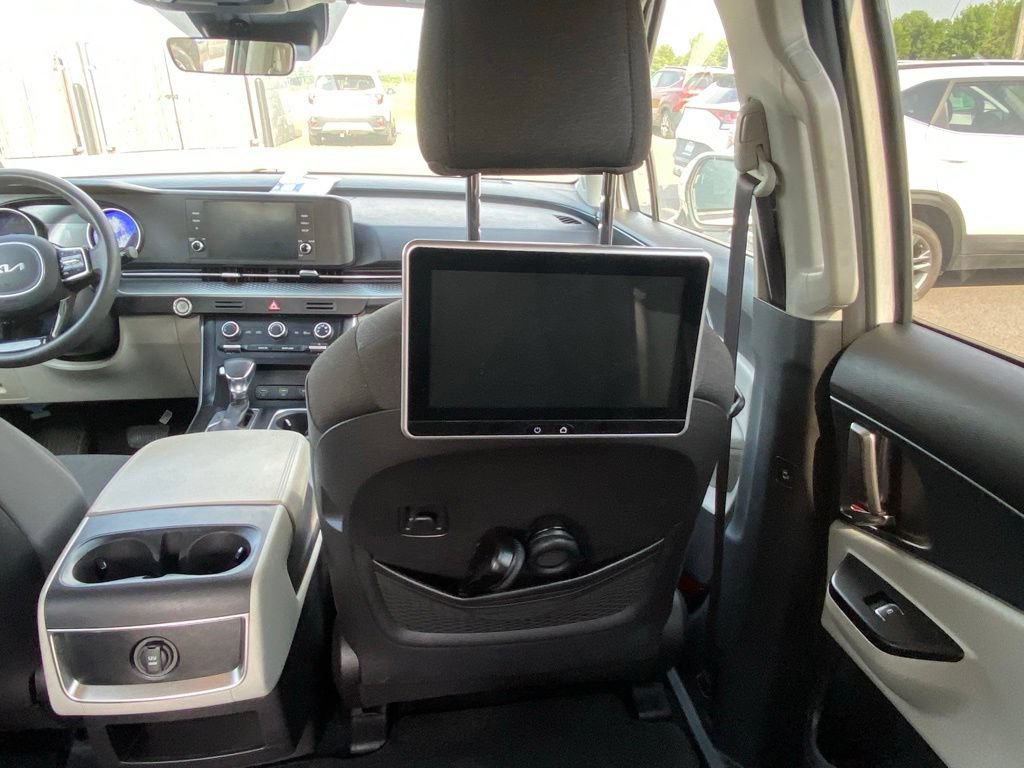 Used 2022 Kia Carnival LX FWD image 12
