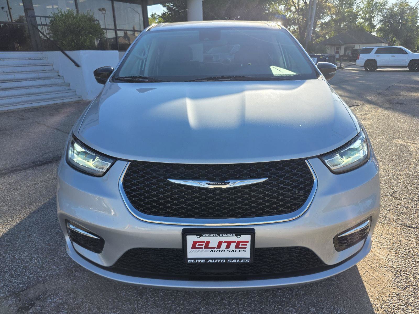 Used 2024 Chrysler Pacifica Touring-L FWD image 2