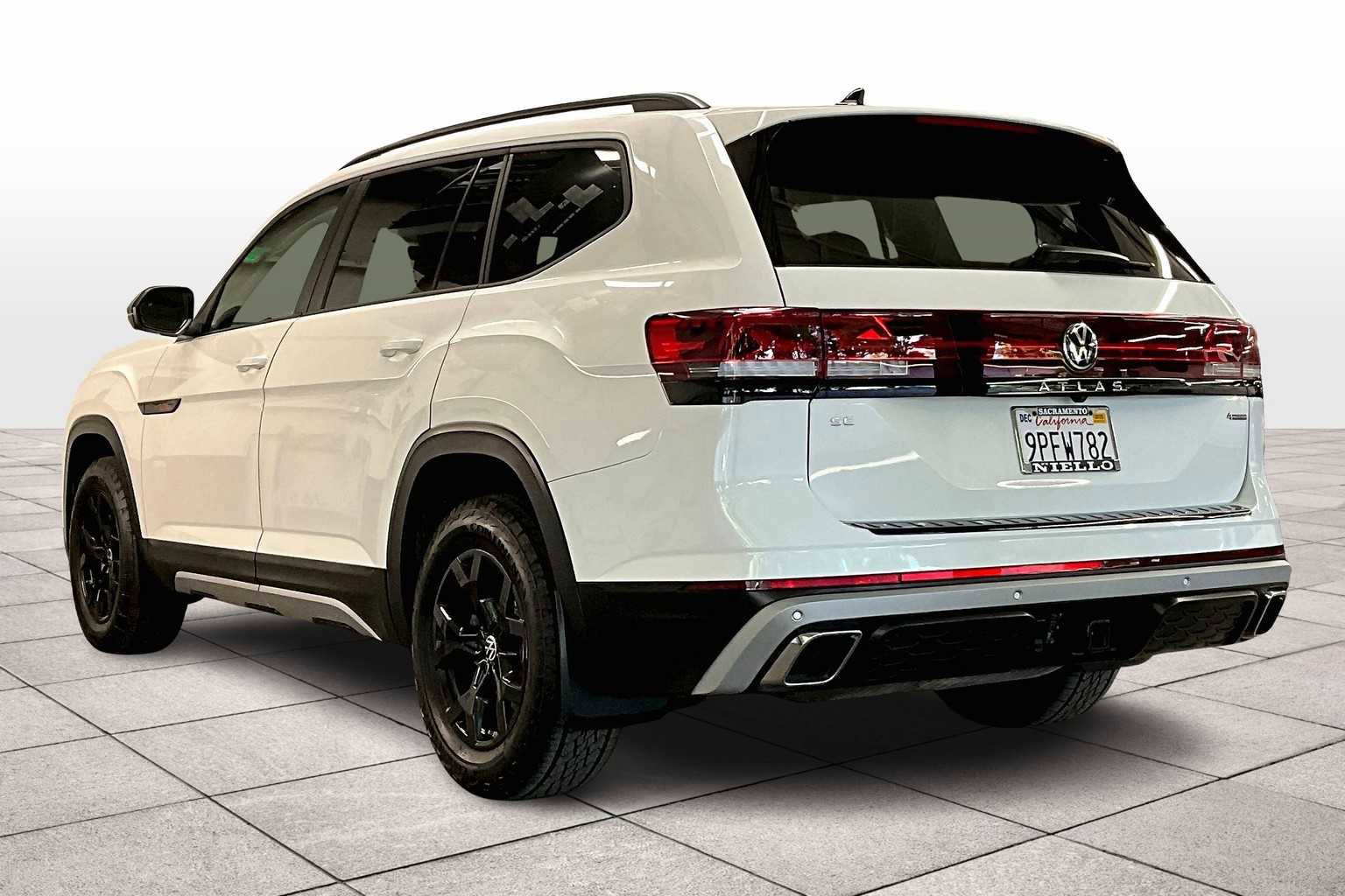 Used 2025 Volkswagen Atlas Peak Edition SE image 15